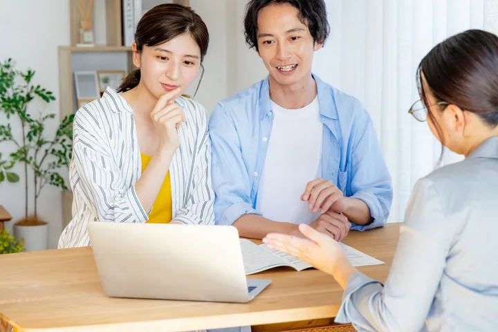 男女のお客さんがスタッフの説明を聞く相談風景