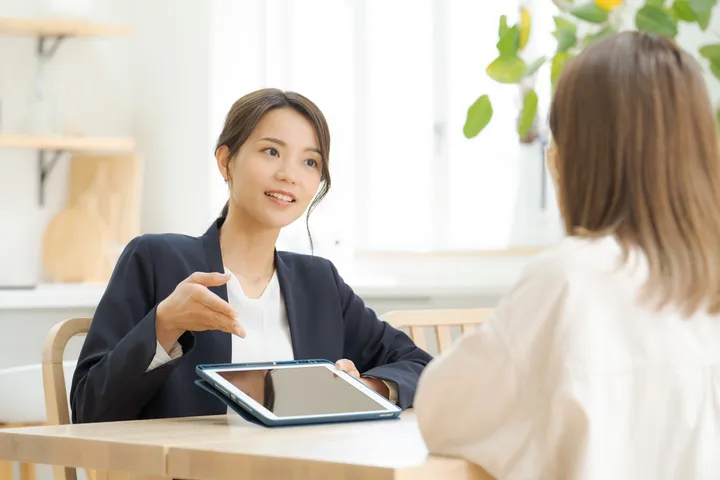 タブレットで接客・説明をする女性スタッフ