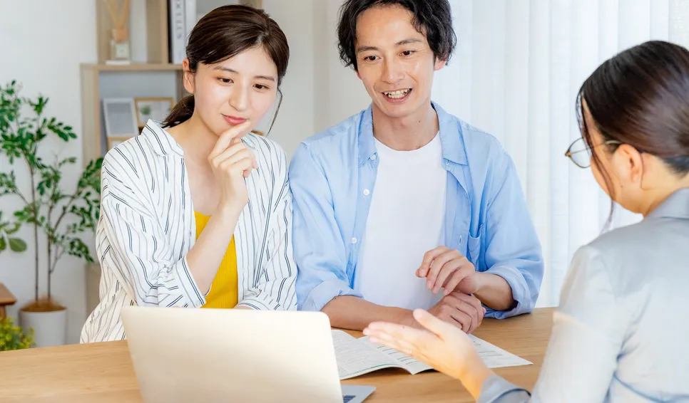 男女のお客さんがスタッフの説明を聞く相談風景