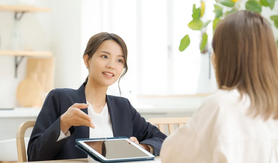 タブレットで接客・説明をする女性スタッフ